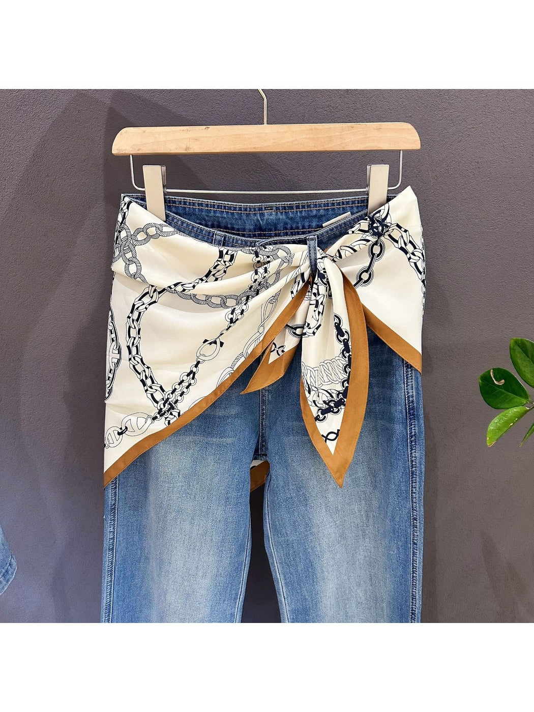 Scarvii - Chain Print Contrast Border Triangle Bandana
