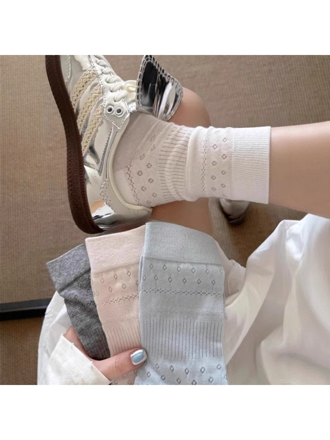 Rufia - Floral and Stripes Embossing Crew Socks