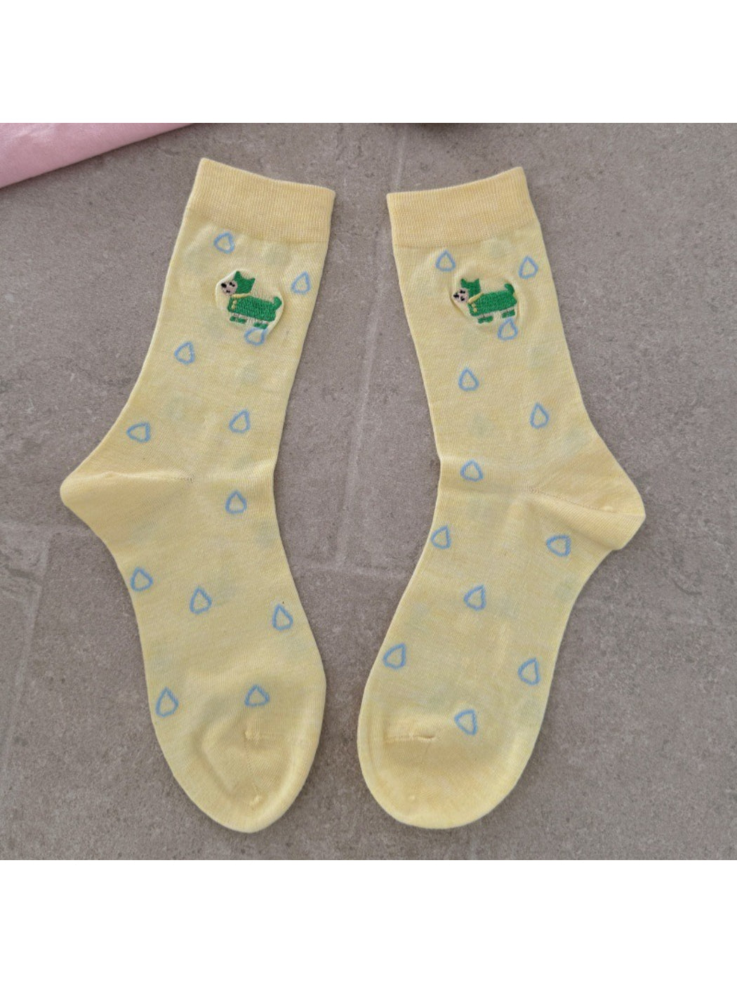 Close-up of sock fabric texture and raindrop dog design on Rufia socks