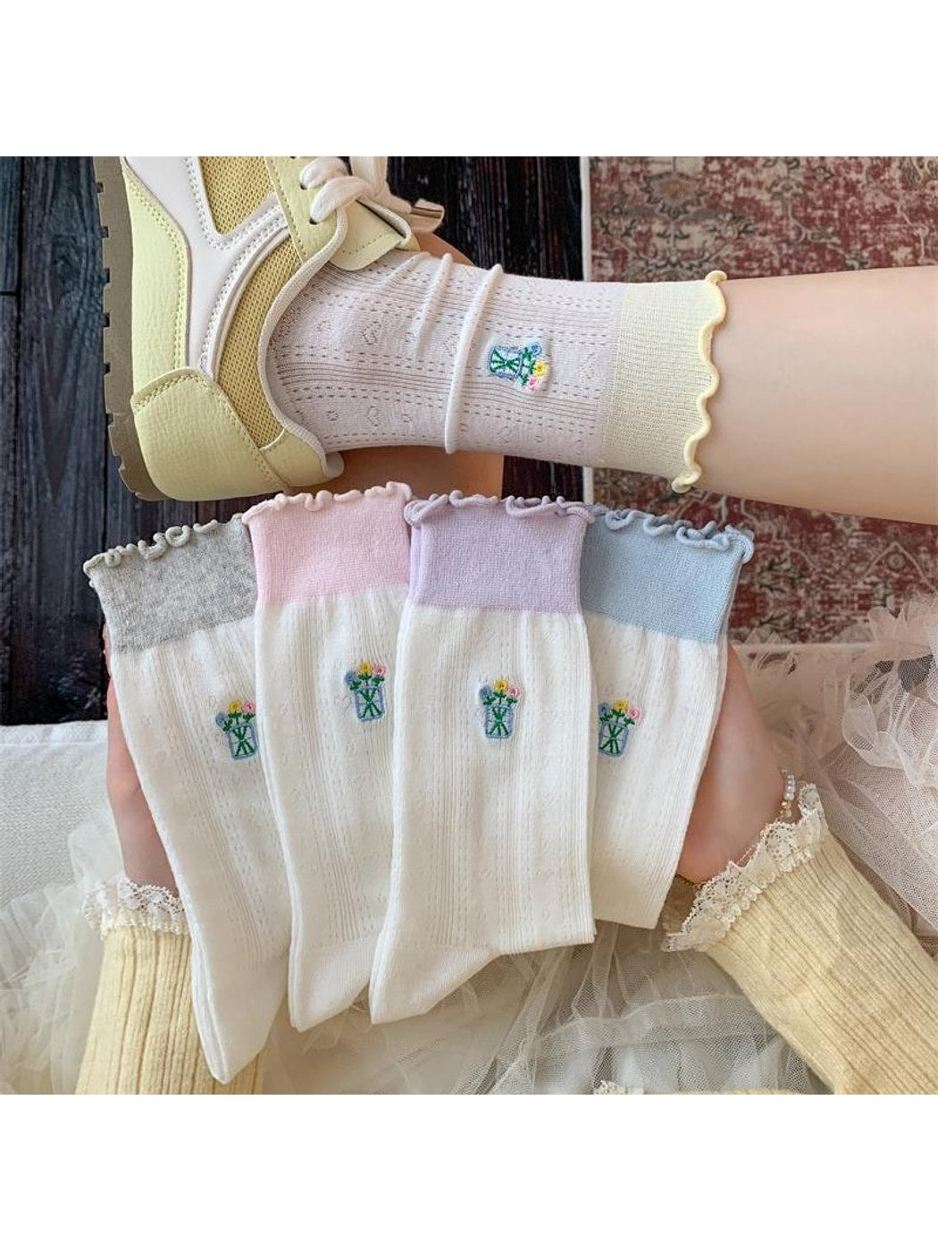 Rufia - Flowers Embroidered Colorblock Crew Socks