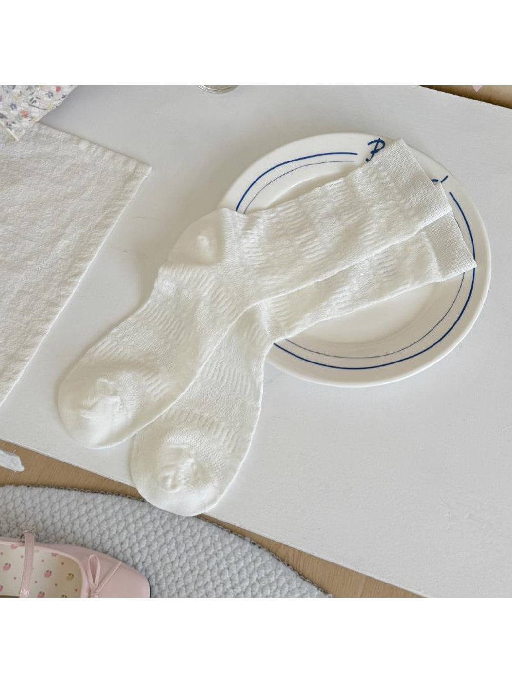 Rufia - Minimalist Ruffled Cuff White Crew Socks