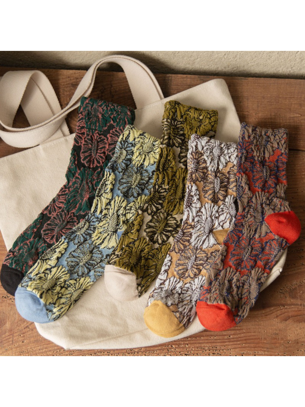 Rufia Textured Bloom Pattern Crew Socks product image 3