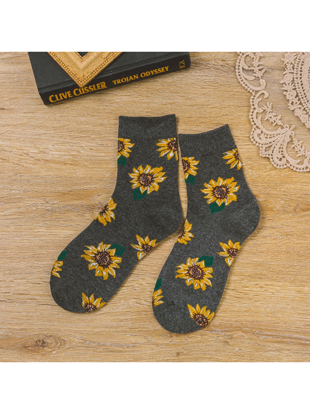 Rufia - Vintage Floral Embroidery Crew Socks