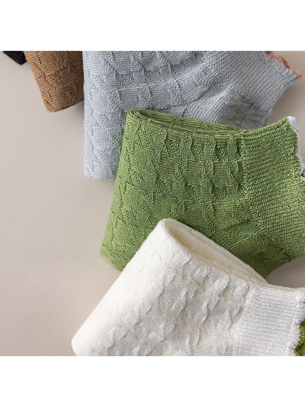 Rufia - Scalloped Cuff Solid Color Low Ankle Socks