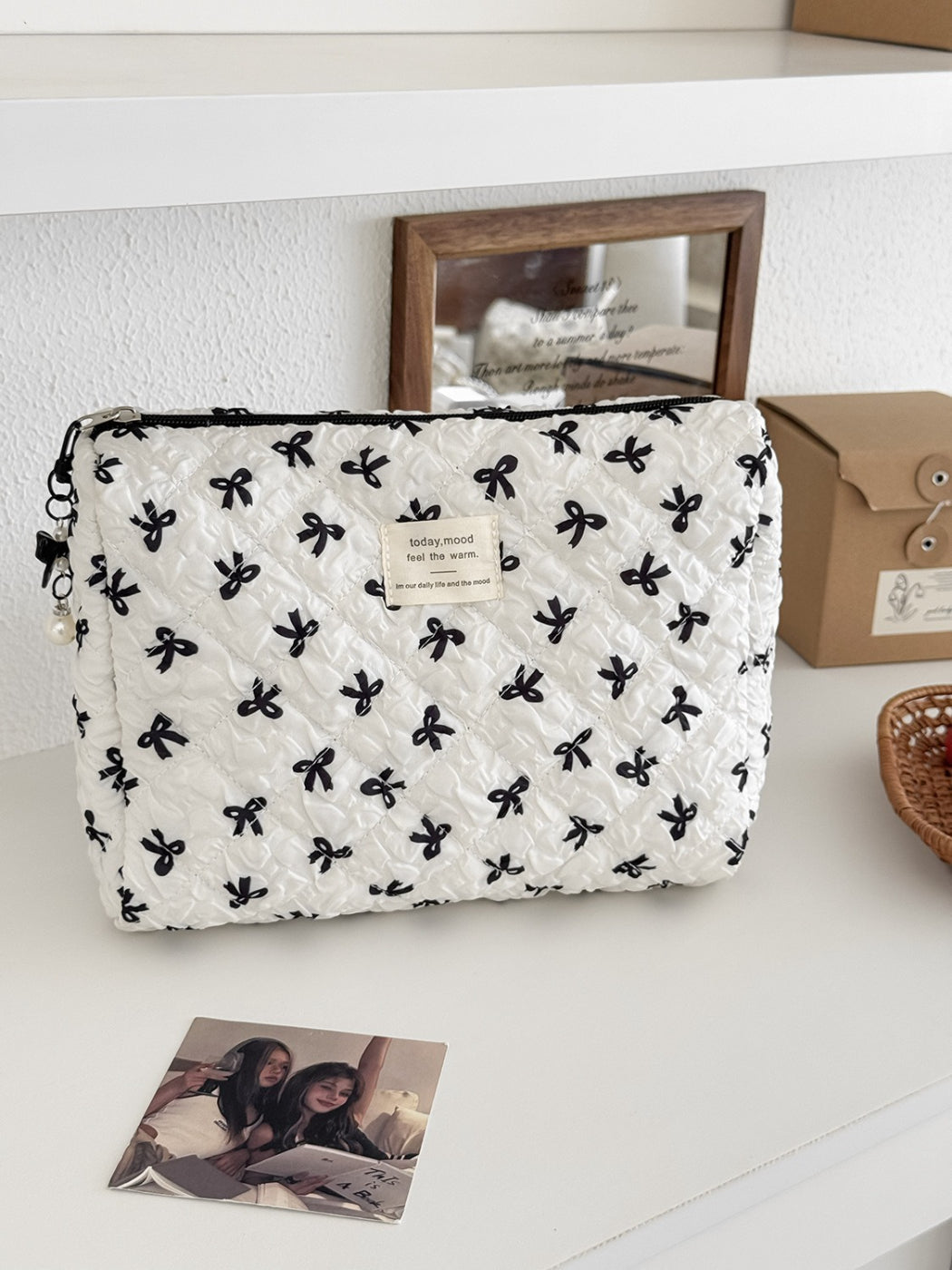 Close-up of zipper and fabric texture on Cosbai Sweet Ribbon toiletry bag