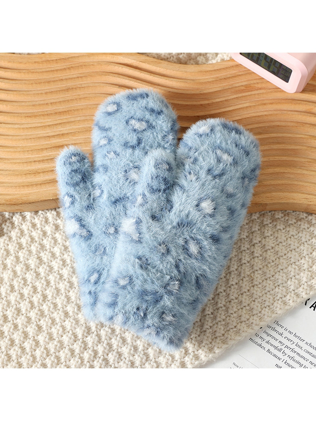 Gloving - Women's Fuzzy Leopard Print Mittens