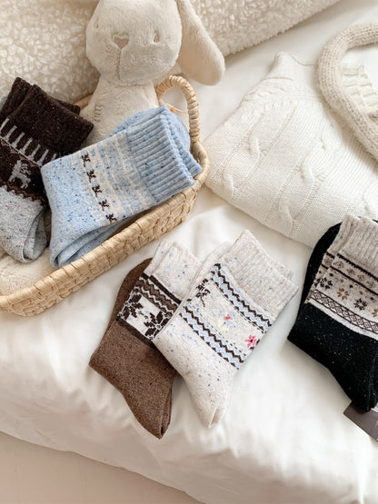 Rufia – Retro Mid-Calf Socks with Snowflake Pattern