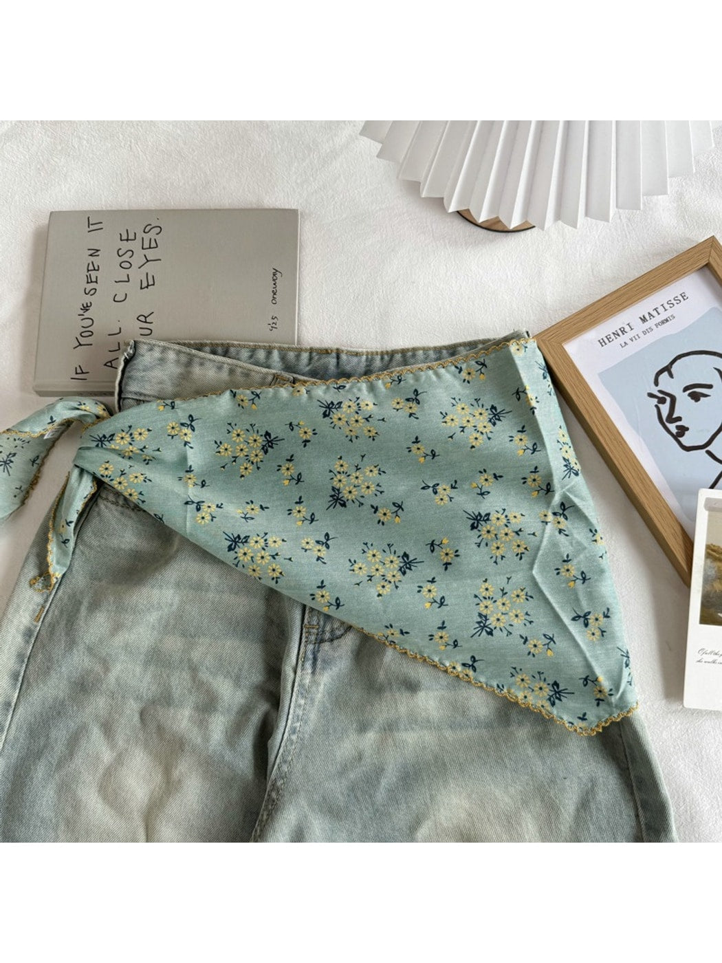 Scarvii - Vintage Floral Triangle Bandana