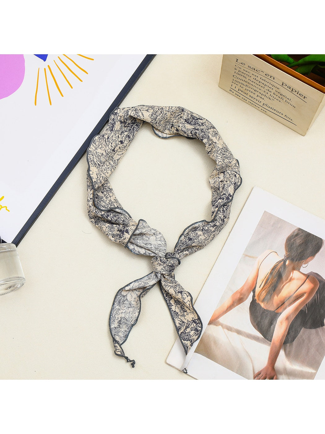 Scarvii - Vintage Print Wavy Edge Triangle Bandana