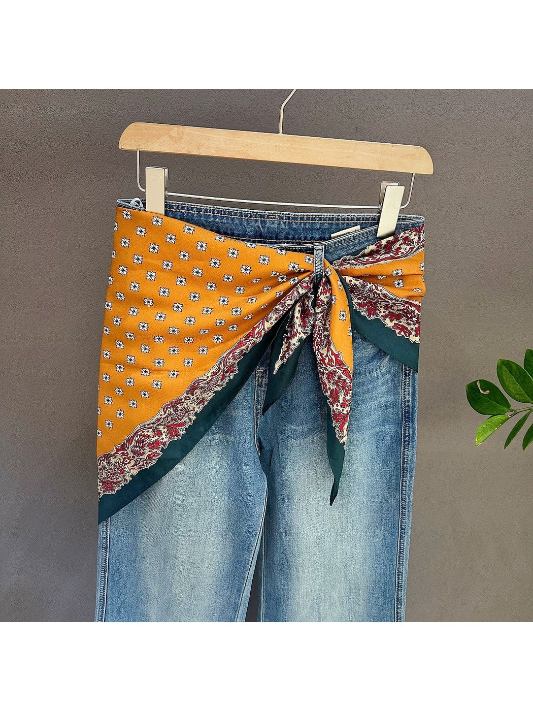 Scarvii - Vintage Contrast Trim Floral Triangle Bandana