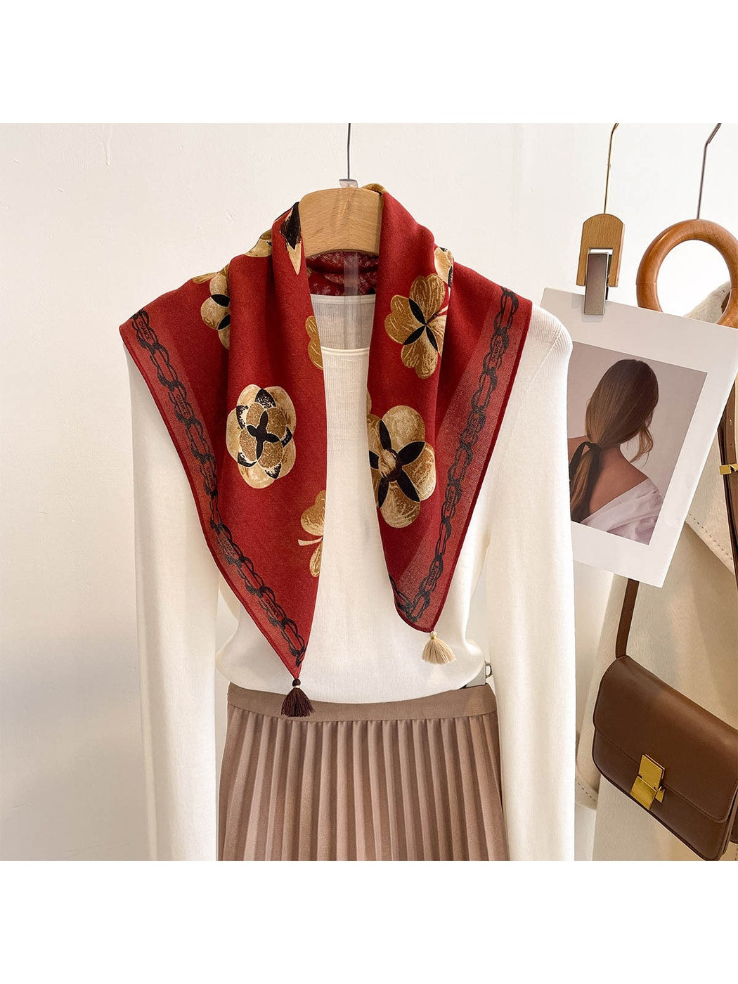 Scarvii - Retro Floral Print Chain Border Square Scarf