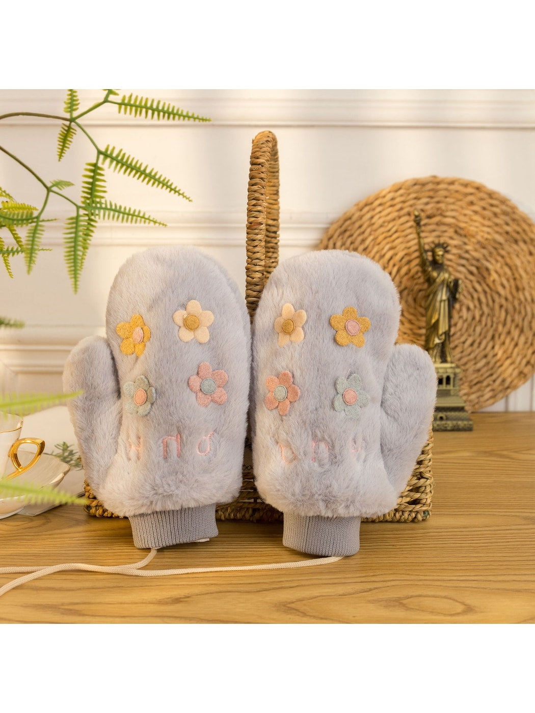 Gloving - Floral Accent Plush Winter Mittens