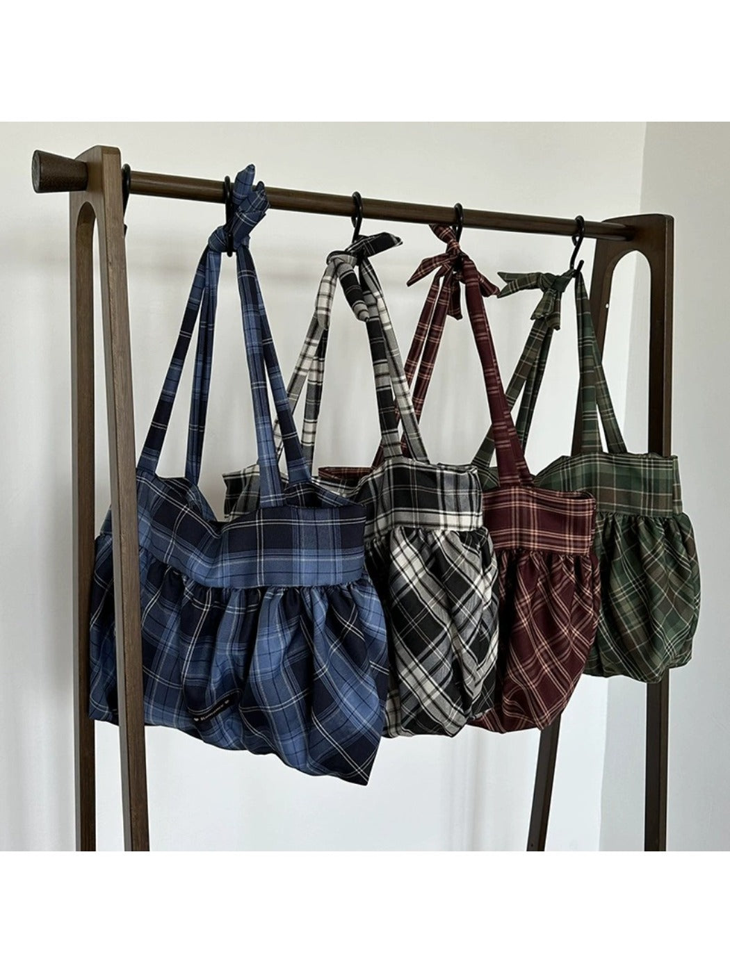 Close-up of Cosbai Retro Plaid Shoulder Bag plaid fabric texture