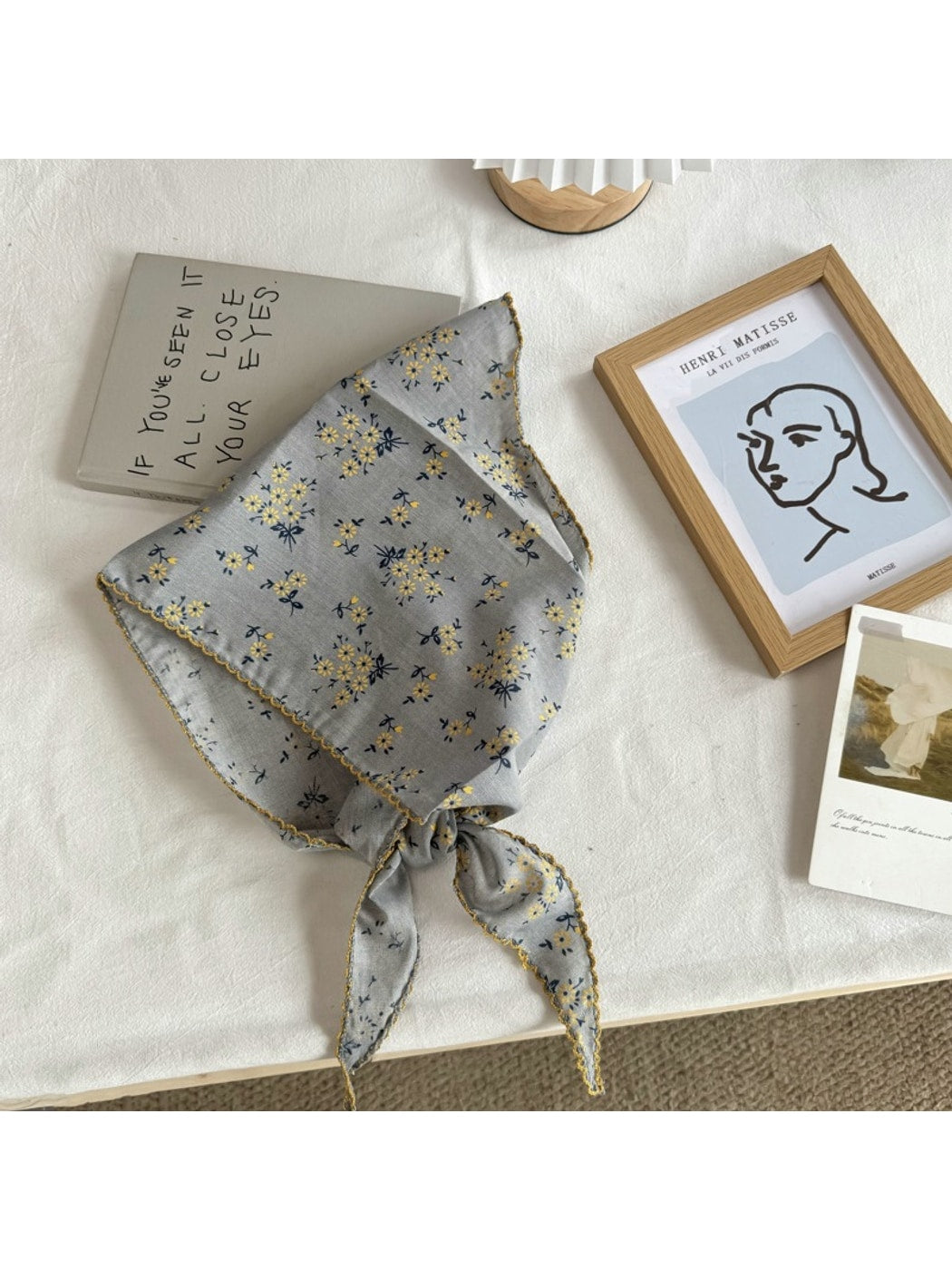 Scarvii - Vintage Floral Triangle Bandana