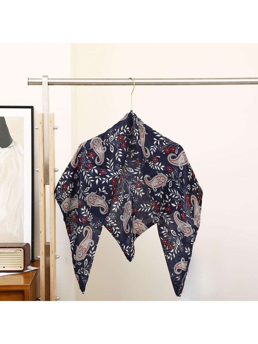 Scarvii - Vintage Paisley Pattern Triangle Scarf
