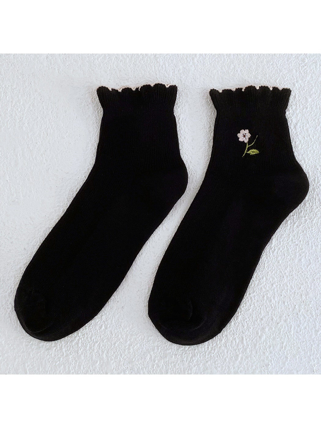 Rufia - Scalloped Floral Embroidered Ankle Socks