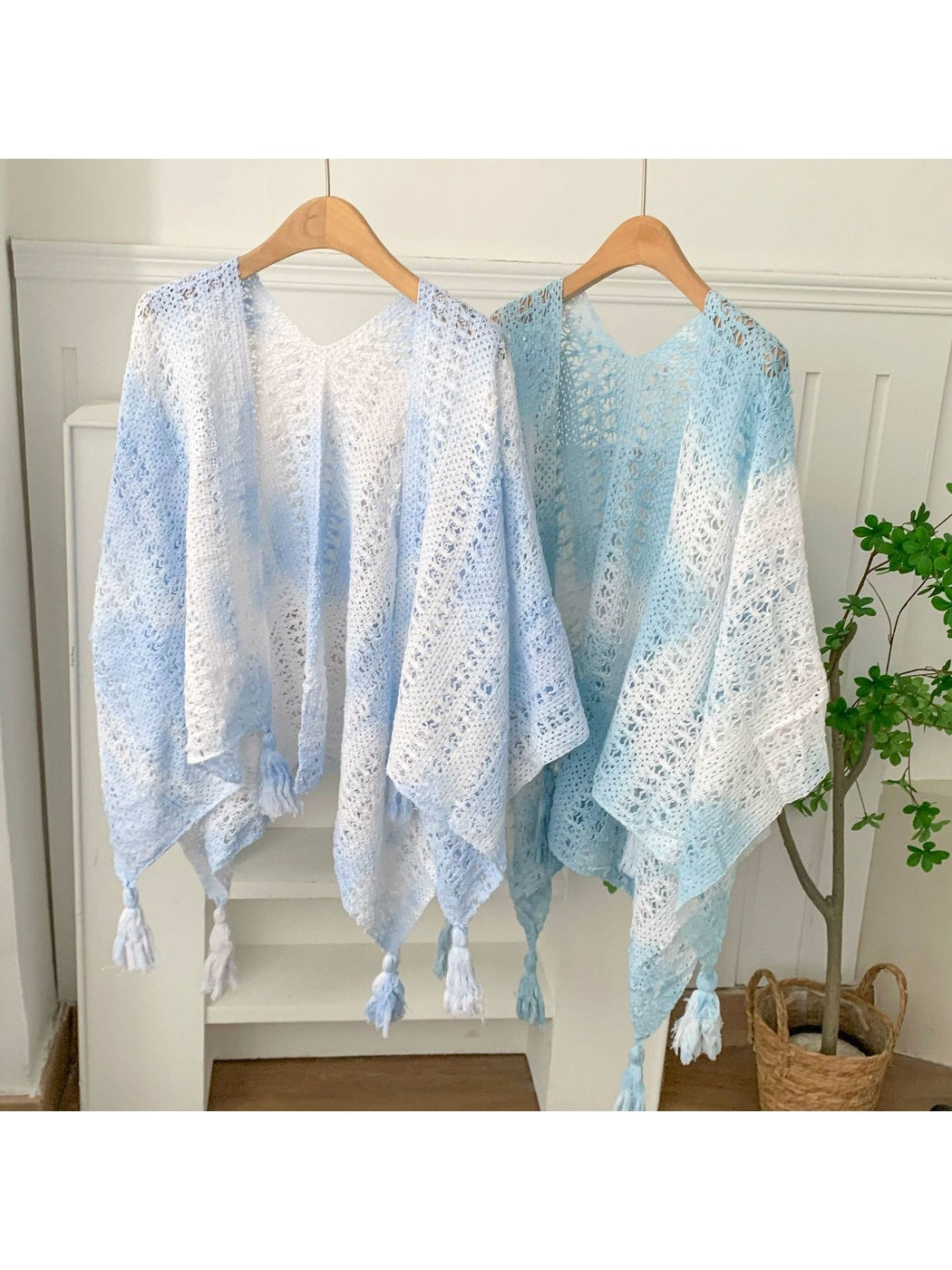 Scarvii - Gradient Openwork Tassel Trim Cape Shawl