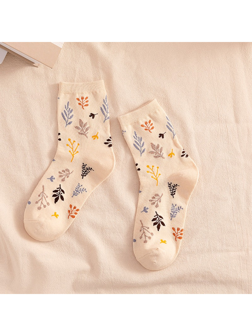 Rufia - Scattered Leaf Motif Knit Crew Socks