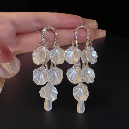 White Floral Tassel Earrings – Elegant Shell-Inspired Drops