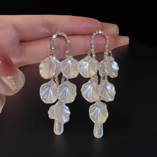 White Floral Tassel Earrings – Elegant Shell-Inspired Drops