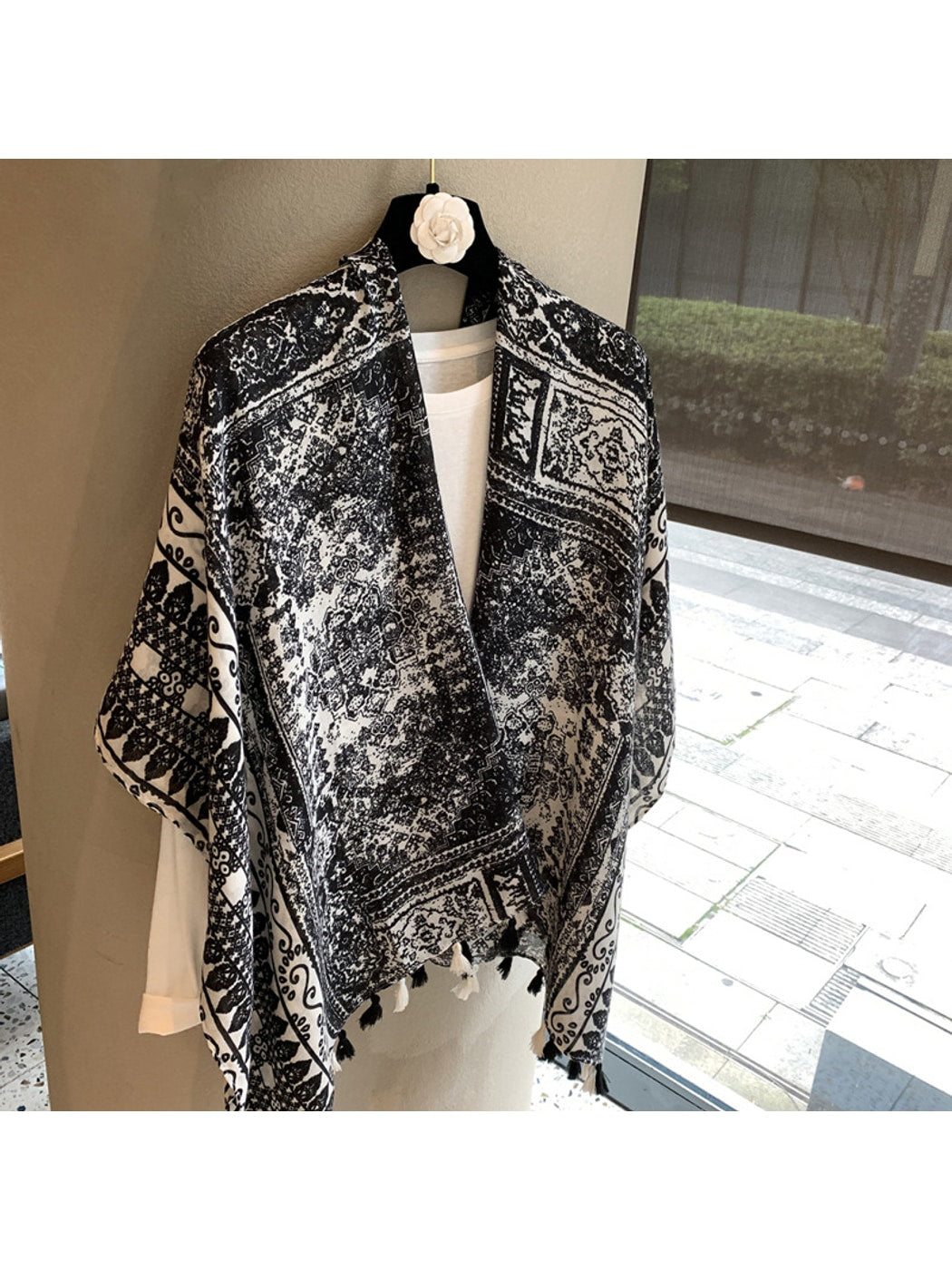 Scarvii - Retro Geometric Print Tassel Trim Shawl