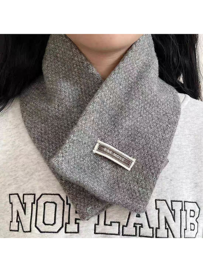 Gray textured scarf worn crossed at the neck, front view