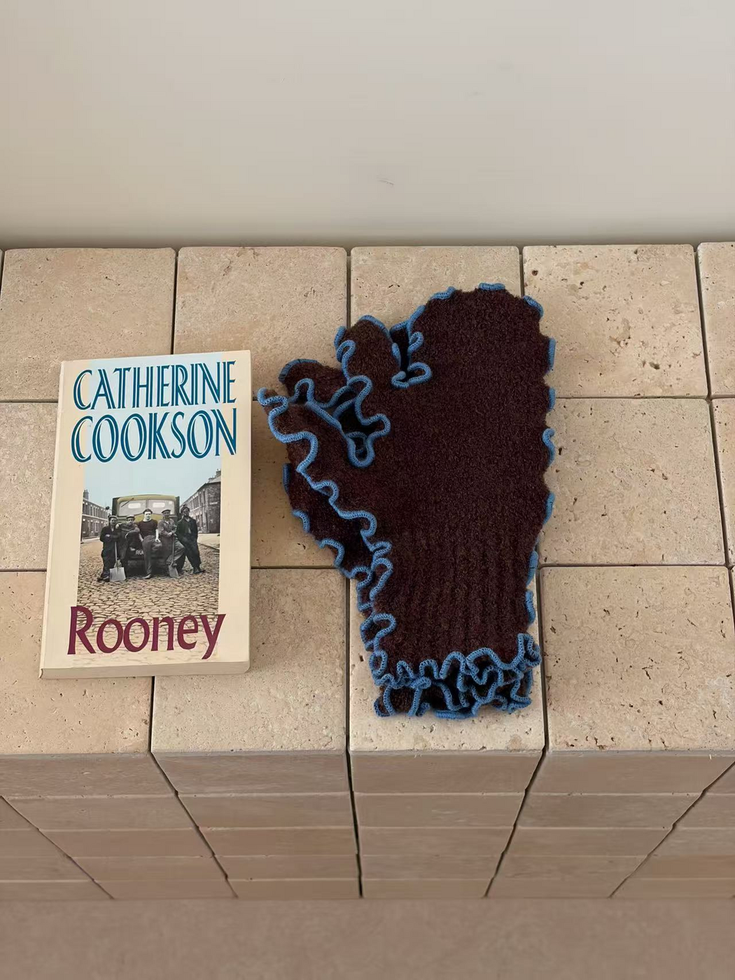 Coffee mittens with blue ruffled edging and ribbed cuffs