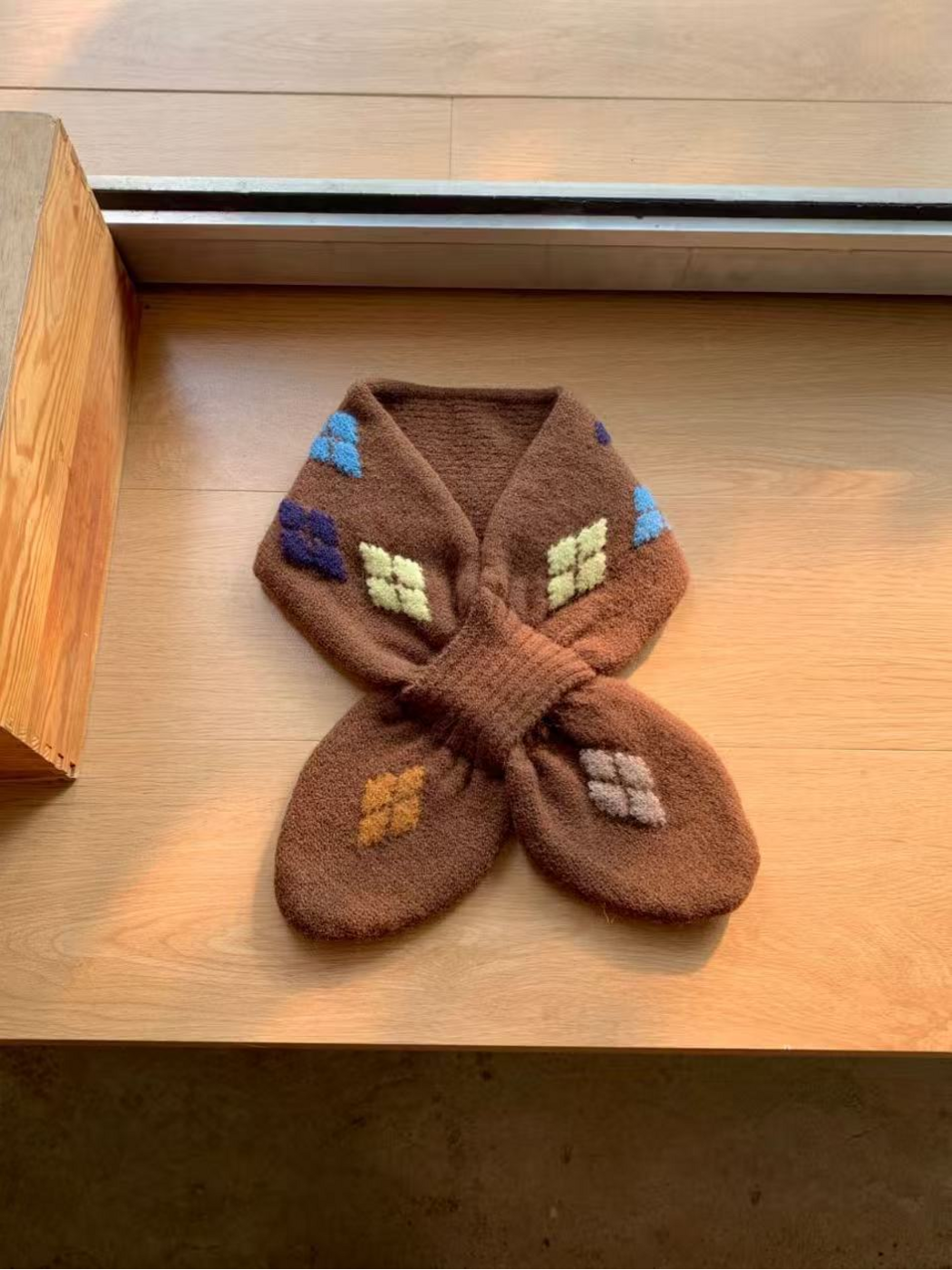 Brown knit scarf with multicolored geometric motifs, rounded ends and a ribbed loop