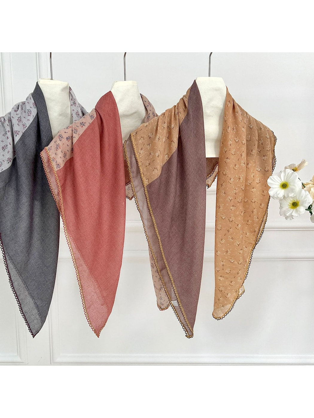 Scarvii - Floral Print Contrast Trim Diamond-shaped Scarf