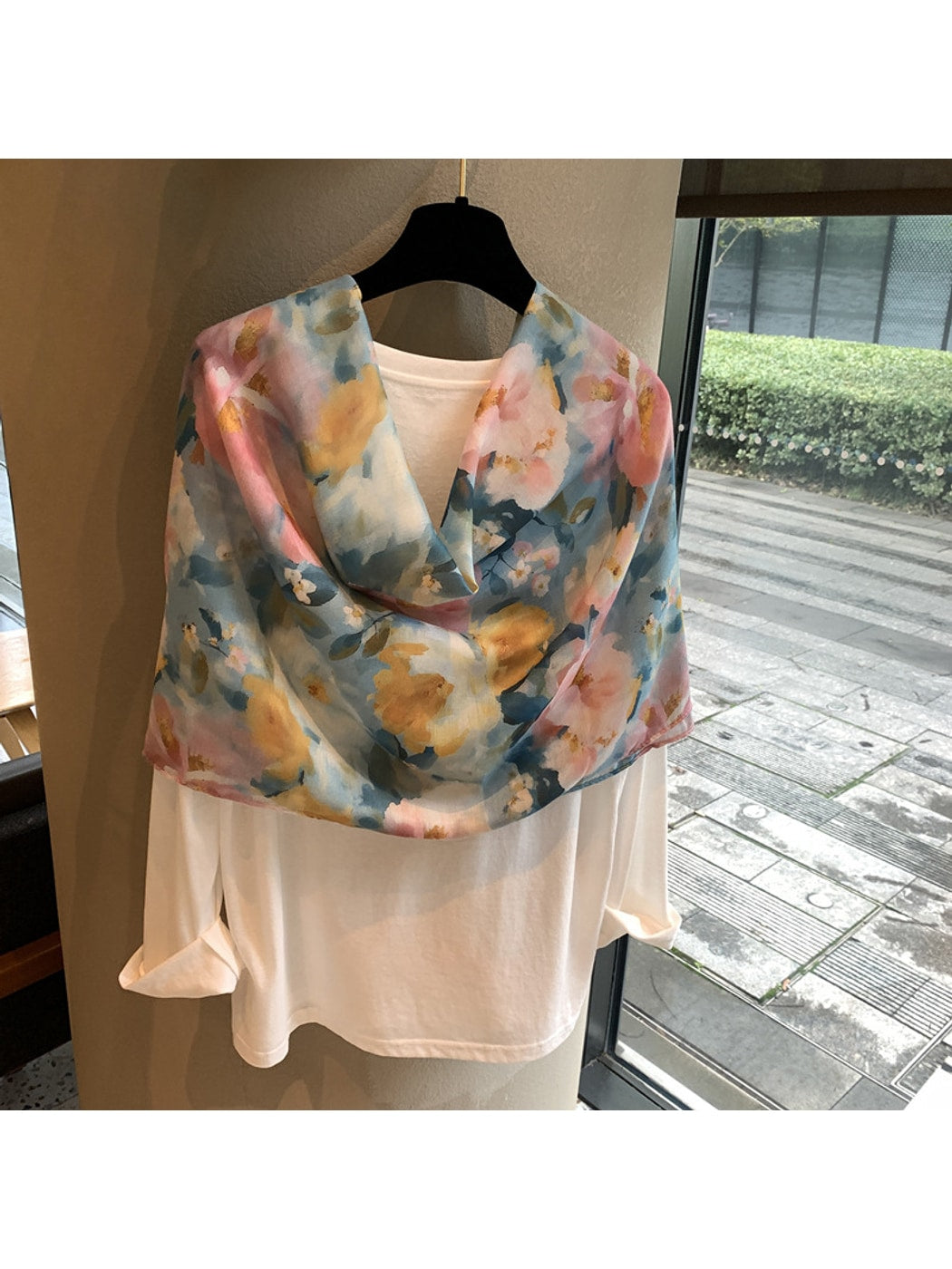 Scarvii - Elegant Floral Printed Rectangular Scarf