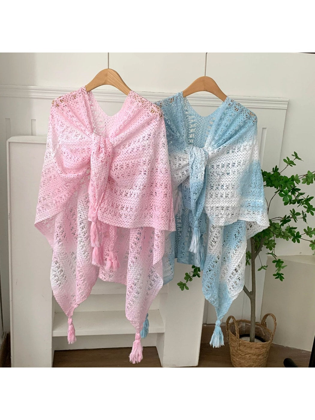 Scarvii - Gradient Openwork Tassel Trim Cape Shawl