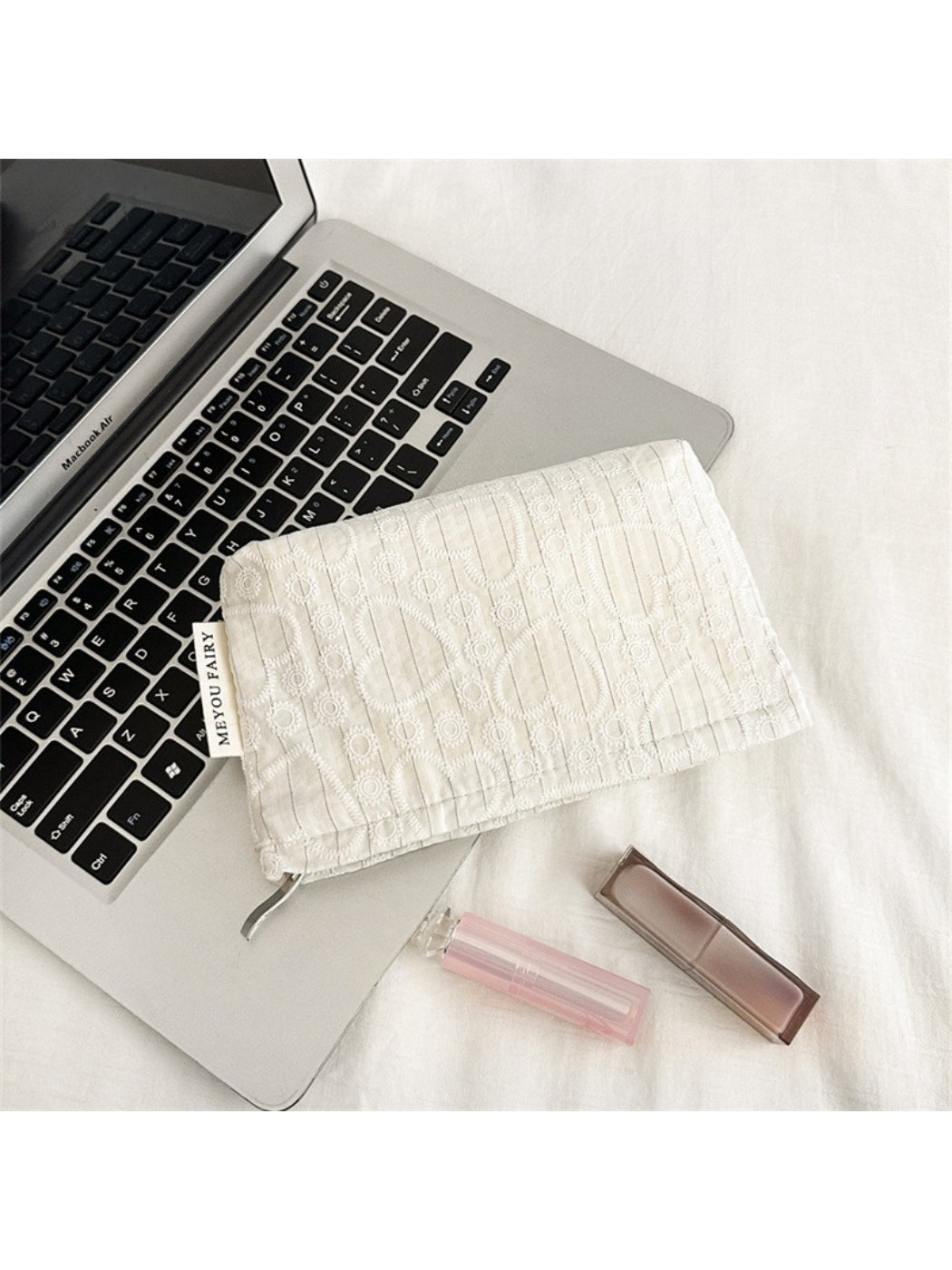 Side view of Cosbai cosmetic bag with heart pattern and detail