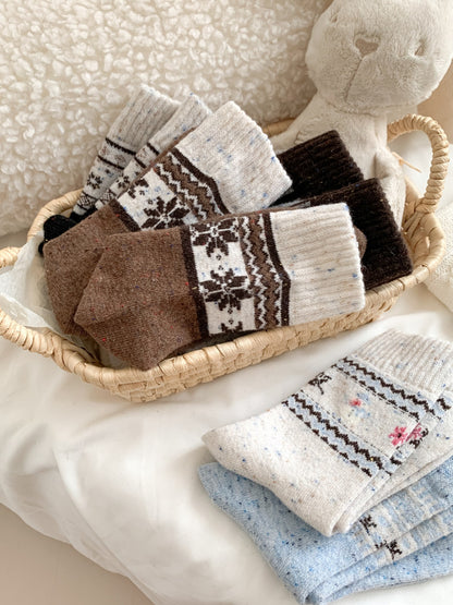 Rufia – Retro Mid-Calf Socks with Snowflake Pattern