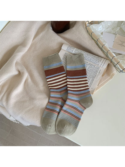Model wearing Rufia colorblock bow pattern crew socks with casual shoes