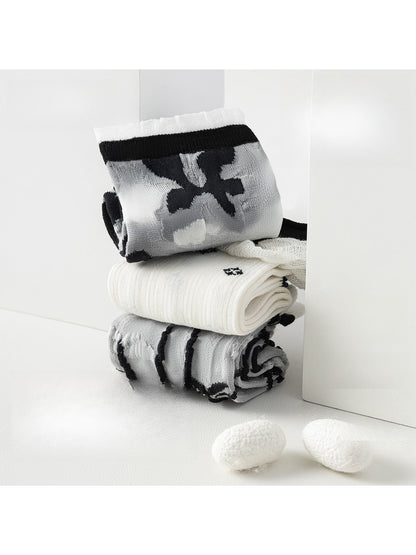 Rufia - Black and White Tones Floral Pattern Crew Socks