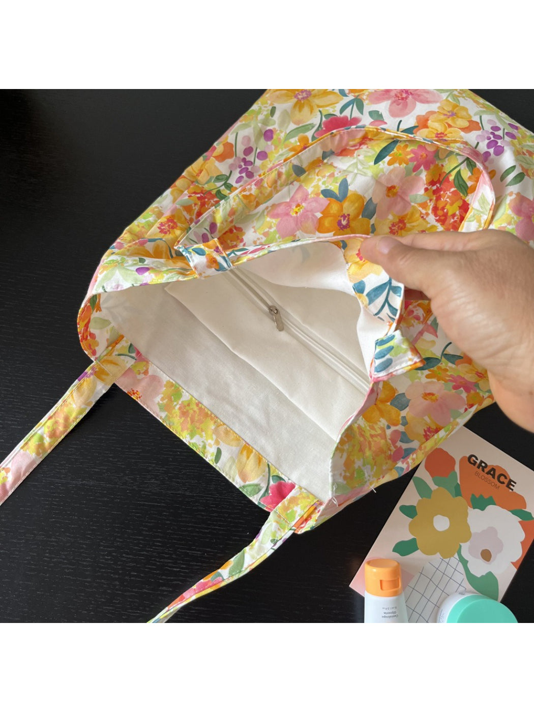 Close-up of the floral watercolor design on Cosbai Carryall Tote bag fabric
