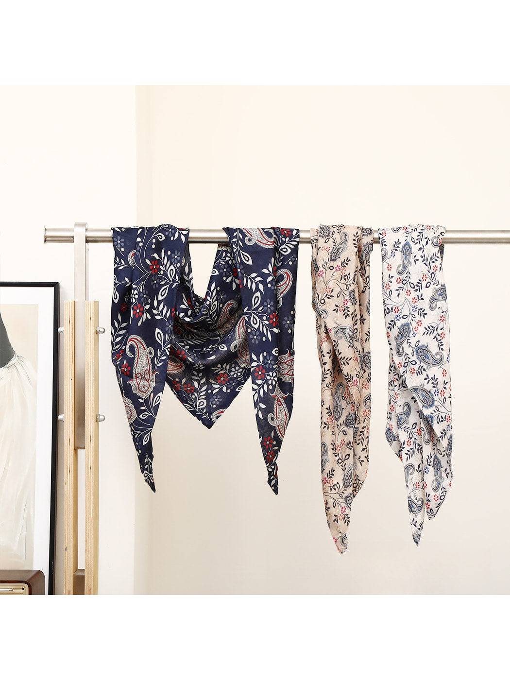 Scarvii - Vintage Paisley Pattern Triangle Scarf