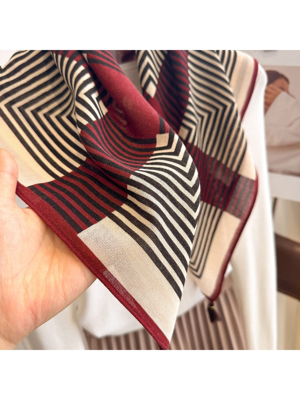 Scarvii - Retro Line Pattern Fashion Square Scarf