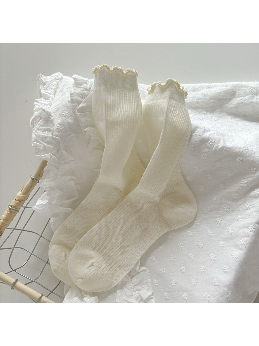 Rufia - Minimalist Solid Color Ruffles Trim Crew Socks