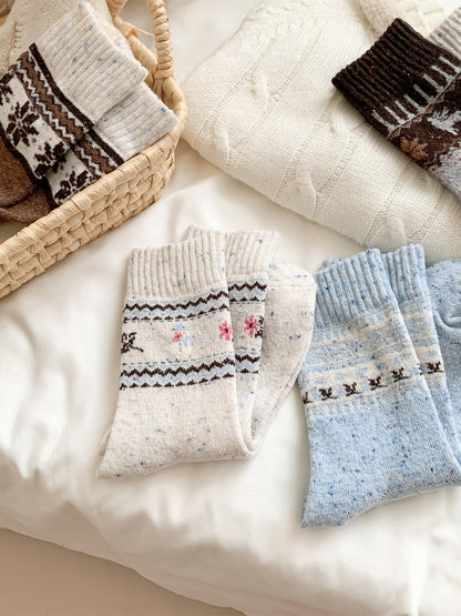 Rufia – Retro Mid-Calf Socks with Snowflake Pattern