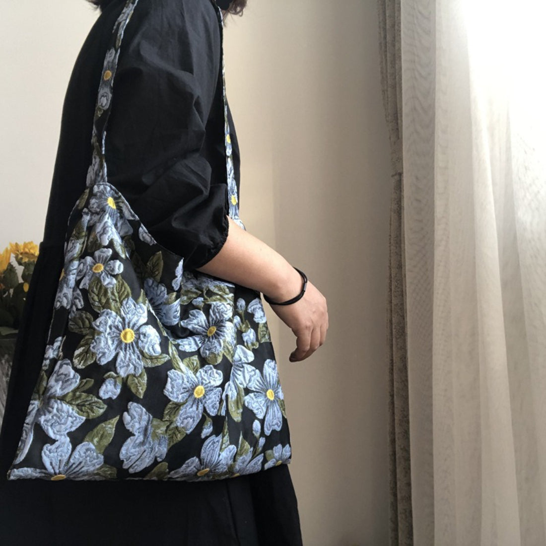 Close-up of Cosbai Daisy Garden tote bag showing daisy pattern and textured fabric