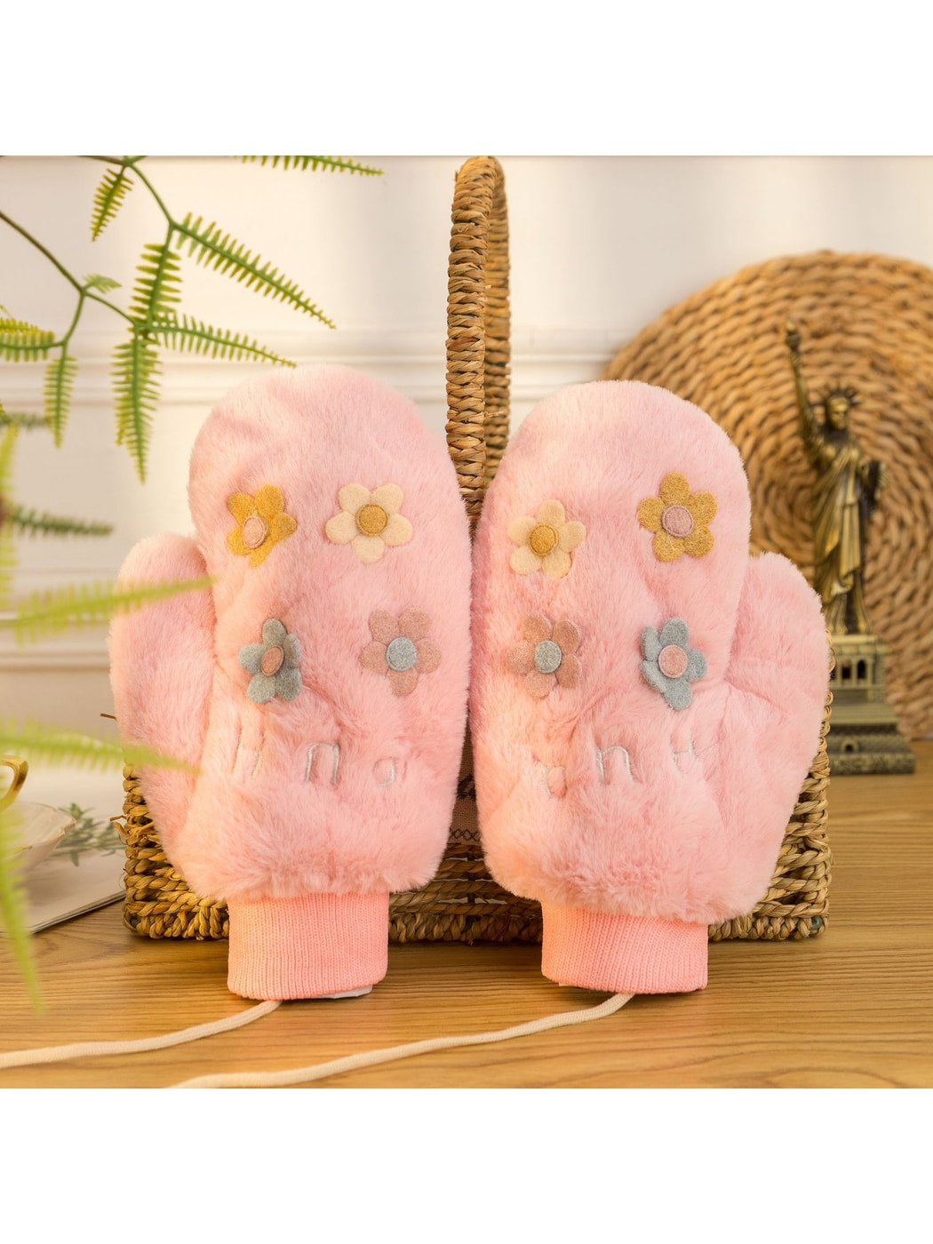 Gloving - Floral Accent Plush Winter Mittens
