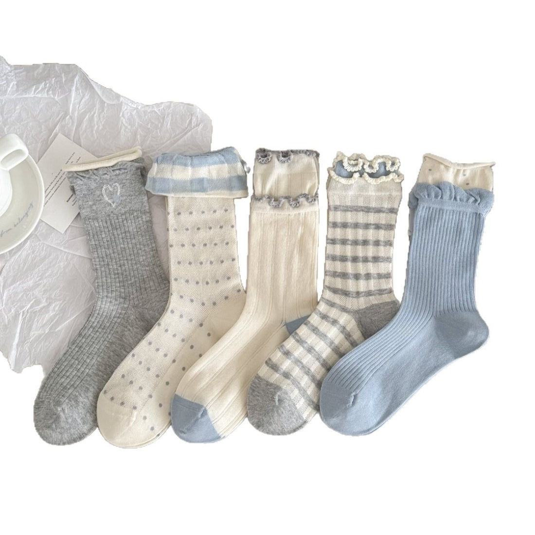 Model wearing Rufia simple knit pattern crew socks with casual shoes