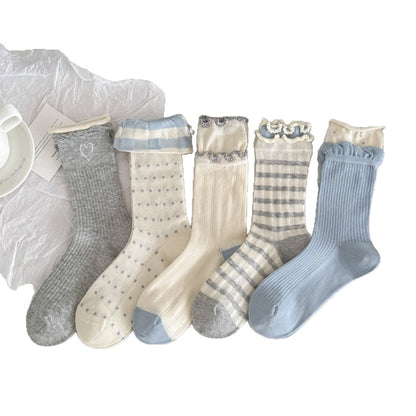Model wearing Rufia simple knit pattern crew socks with casual shoes