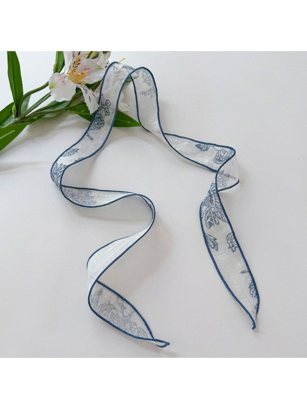 Scarvii - Chic Plant Print Ribbon Style Narrow Scarf