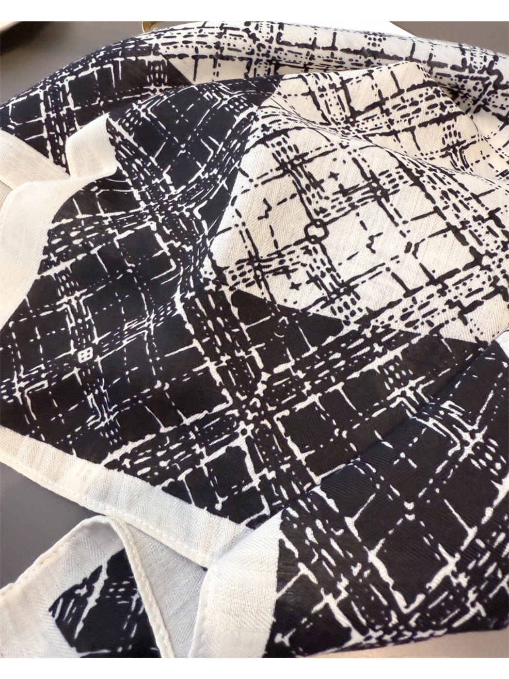 Scarvii - Square Scarf with Plaid Pattern