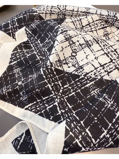 Scarvii - Square Scarf with Plaid Pattern