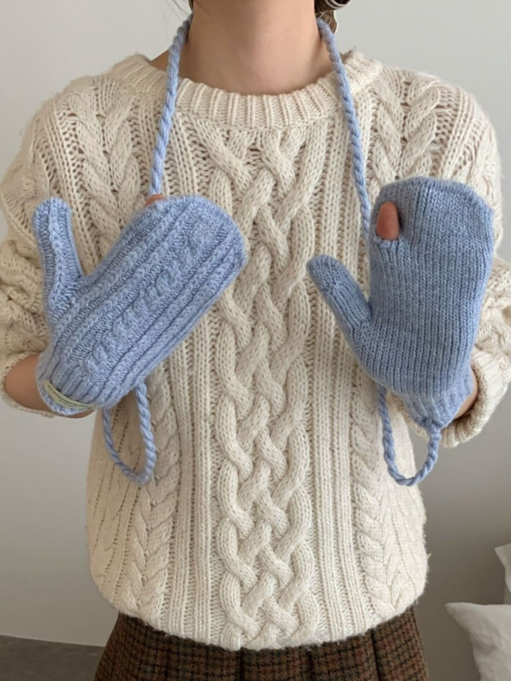 Gloving - Full-Cover Knitted Gloves With Lanyard