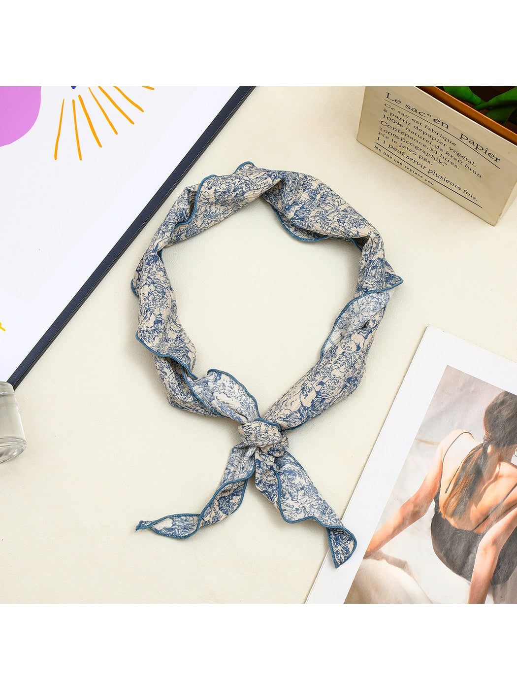 Scarvii - Vintage Print Wavy Edge Triangle Bandana
