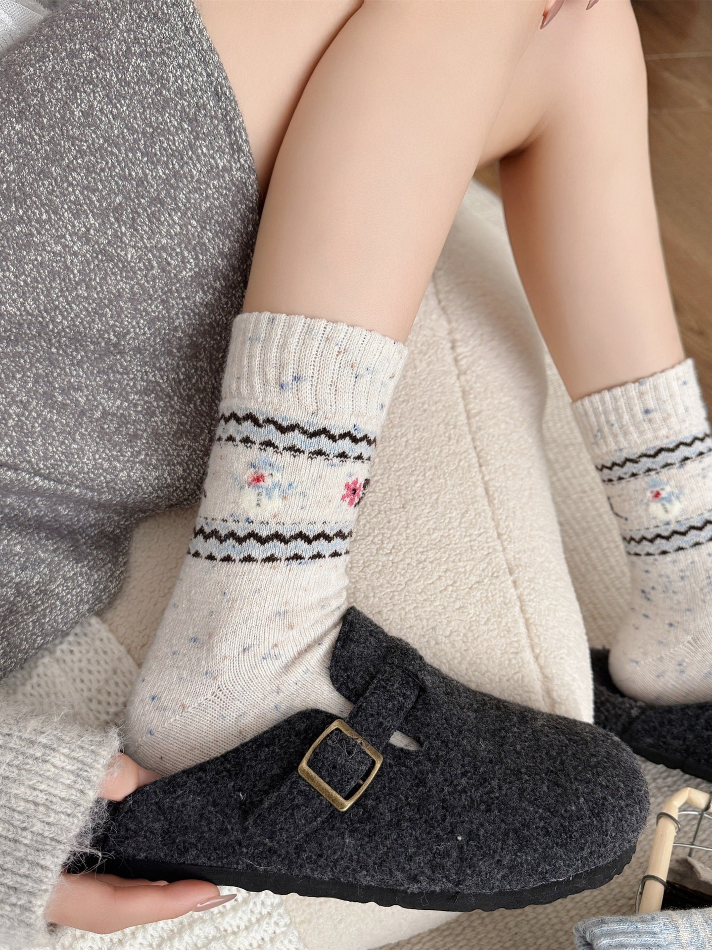 Rufia – Retro Mid-Calf Socks with Snowflake Pattern